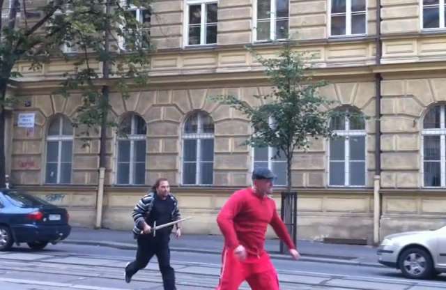 Prágában karddal rendezik a közlekedési vitákat
