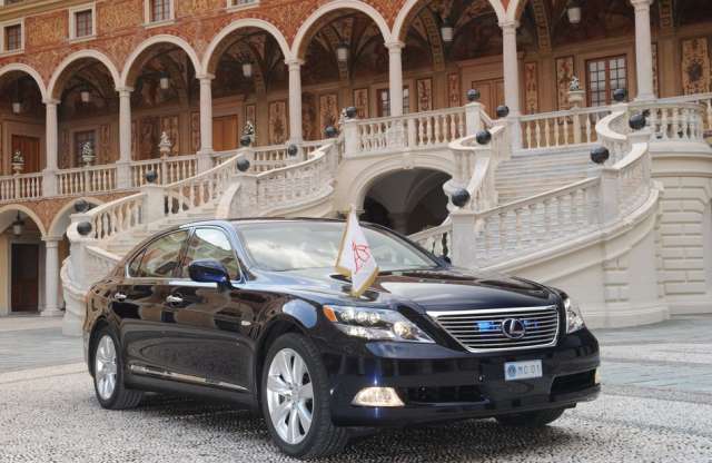 II. Albert Monacói Herceg Lexus LS-sel megy esküvőjére