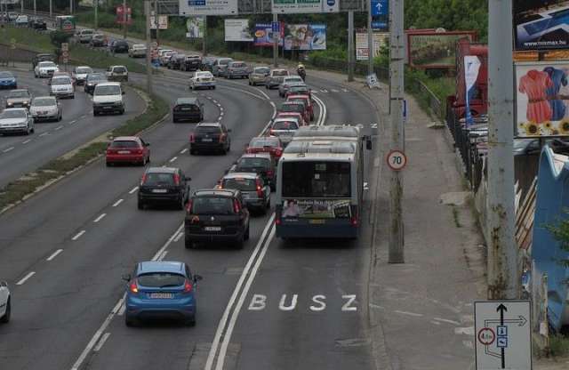 Önálló buszsáv a Budaörsi úton