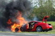 Nem ritka a Ferrari modelljeinél a tűzeset. A lángok legtöbbször a motortérből származnak, a 458 Italia sorozatot visszahívás is érintette ezen okból