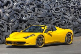 Elöl 255/30 ZR21, hátul 335/25 ZR22 colos Pirelli PZero gumikat visel a méhecske színekbe öltöztetett, telepen fotózott Ferrari