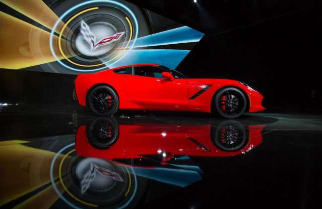 1,1 millió dollárig licitáltak a Corvette Stingray első példányáért