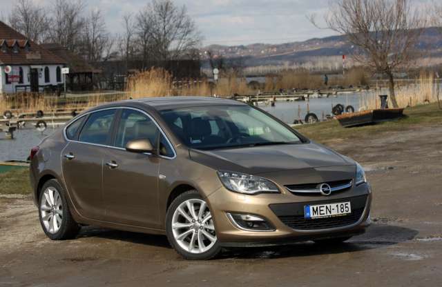 Opel Astra Sedan Cosmo 1.4 Turbo ECOTEC Start/Stop teszt