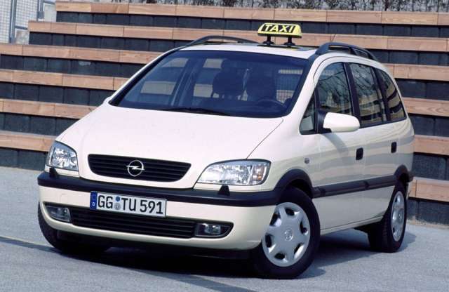 Tágas, jó, de taxinak már nem sokáig: Opel Zafira 2001-ből