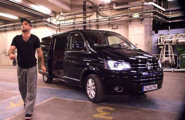 Robbie Williams és a Volkswagen Multivan