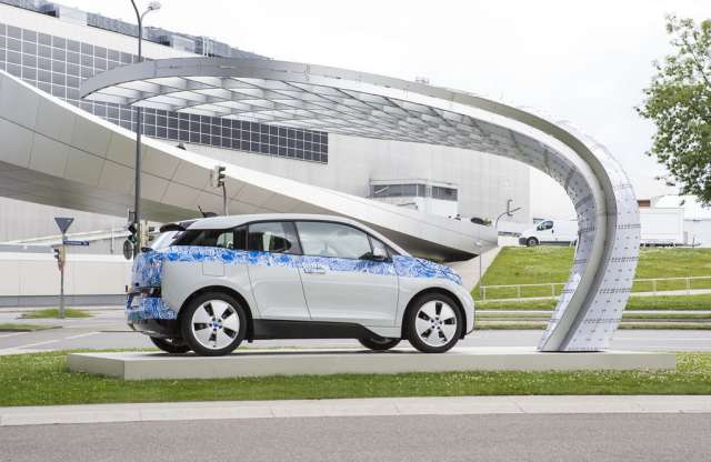 Napelemes töltőt helyeztek üzembe Münchenben a BMW-nél