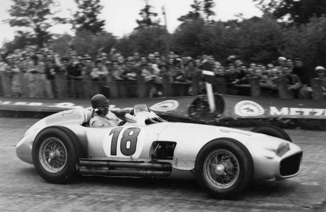 Rekordáron vették meg Fangio világbajnoki Mercedesét