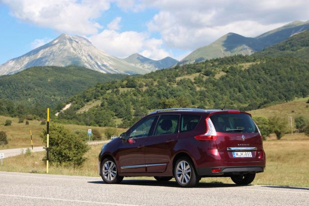 Formájával és megjelenésével, de még komfortjával is már-már nagyegyterű, 4,56 méteres hosszával és árával azonban egyértelműen a kompaktok közé sorolható a Renault Grand Scénic