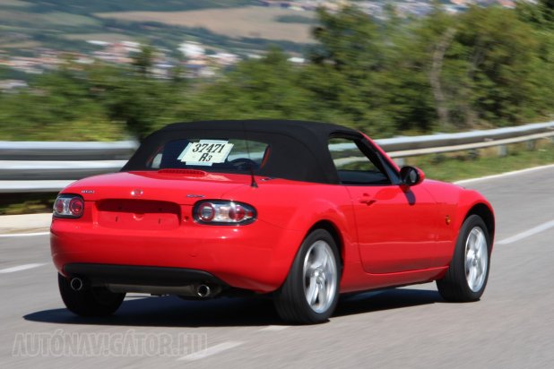 Stabilan, precízen megy, ahogyan az egy MX-5-től elvárható, 205/50 R16-as abroncsaival csillapításban sem rossz az igényes, elöl kettős keresztlengőkaros, <br />hátul mulitlink futómű 