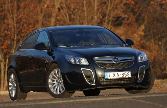Opel Insignia: 3,7 literes fogyasztás vagy 400 lóerő