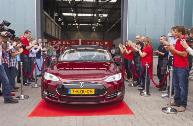 Már Európában is szerelik a Tesla Model S-t
