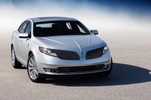 Lincoln MKS 2013-ban. Ne csodálkozzunk, hogy nem elég prémium