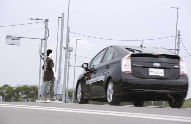 Gyalogoskikerülés és autópálya-segéd a Toyotától