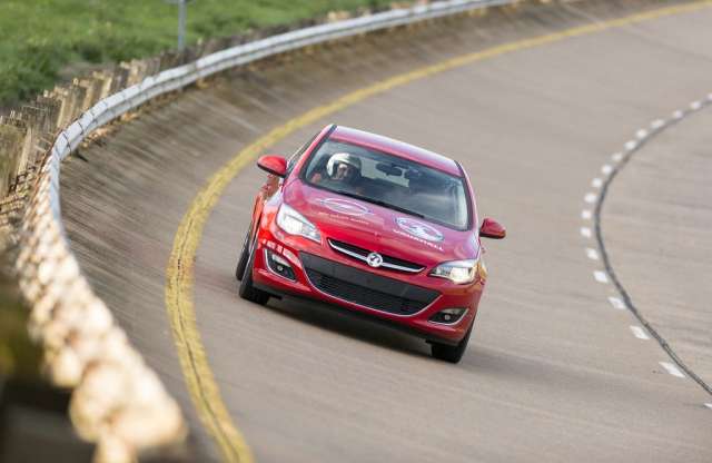 A világ leggyorsabb dízel szériaautója lett az Opel Astra