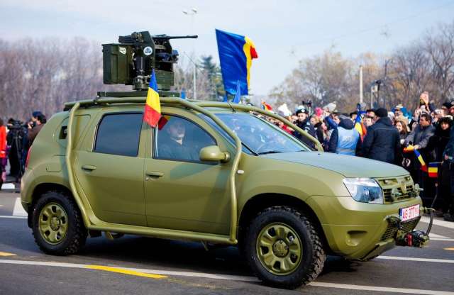 Katonai Dacia Duster páncélban, karabéllyal a tetején