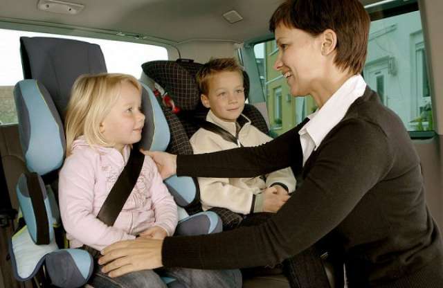 Nem csak kötelező, fontos is a gyerekülés használata - ellenőrzést kapnak az autósok és a boltok
