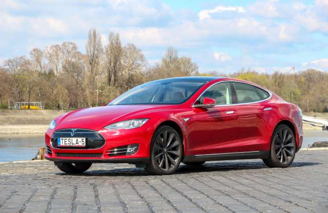 Nem fogyaszt benzint és 4,4 másodperc alatt 100 km/órára ér! Próbán a Tesla Model S P85+
