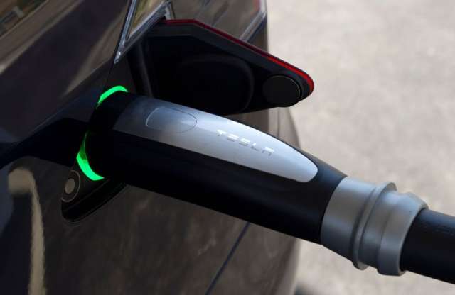 A németek szerint hiba, hogy a Tesla nem szabványosítja gyorstöltőit