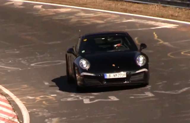 A Porsche nürburgringi tesztjén már a felfrissített 911-es köröz, és hangra négyhengeres