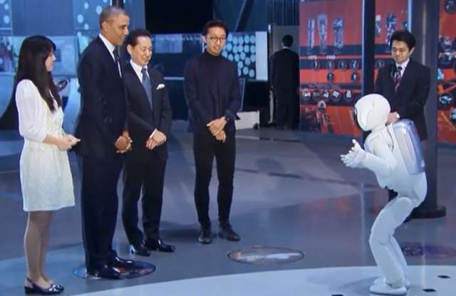 A Honda legújabb ASIMO robotja az amerikai elnökkel rúgta a bőrt