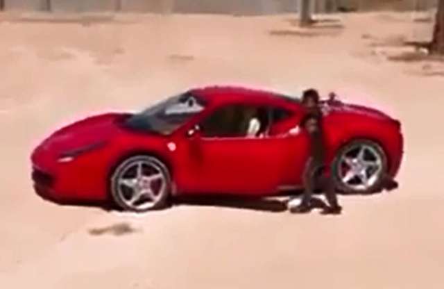 Kissrác köti el a Ferrarit 458-ast