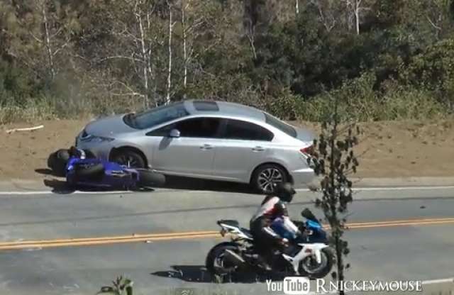 Hihetetlen felvétel: elcsúszott, autó alá szorult, majd felállt a motoros
