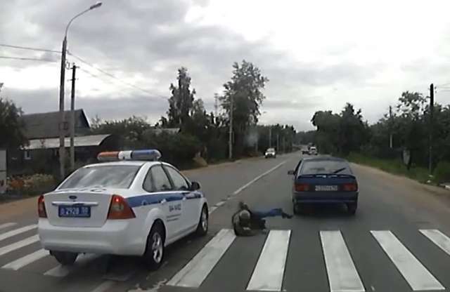 Orosz autós kultúra: rendőr szabálytalankodik és gázol