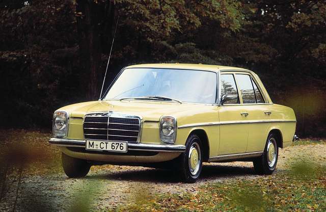 1974-ben mutatták be a Mercedes-Benz 240D 3.0 modelljét, a világ első öthengeres dízel szériaautóját