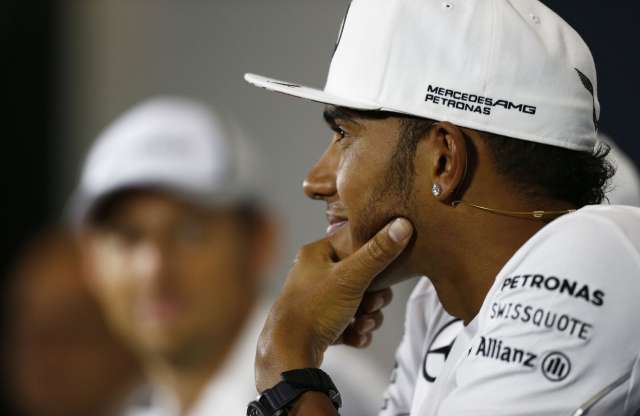 F1: Hamilton nyerte az Alonso és Vettel klasszikus csatájáról is szóló Brit Nagydíjat
