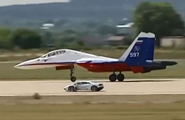 Videó: orosz repülőnapon Lamborghini Huracán gyorsul a Szu–27 vadászgép ellen