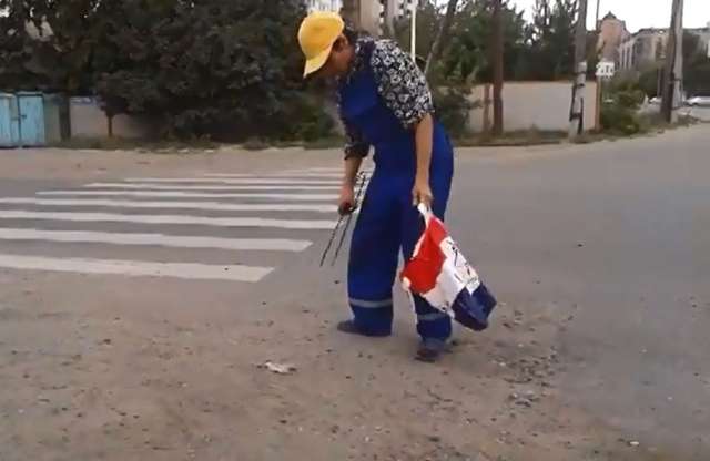 A hét abszurd videója: az ittas kazah közterületfenntartó