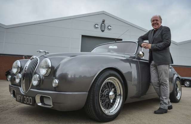 A Jaguar designfőnöke, Ian Callum megmutatta 50 éves, személyre szabott sportszedánját