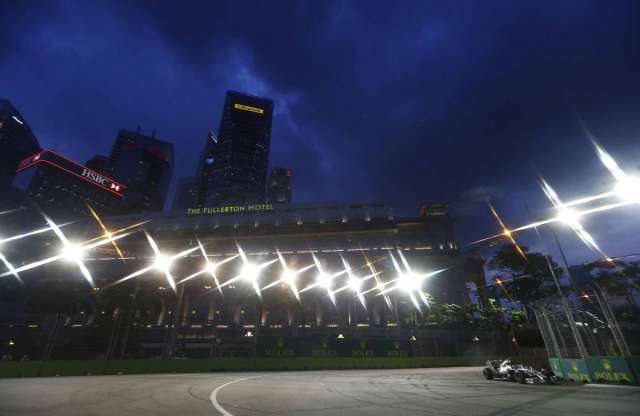 F1 Szingapúr: Vergne is fény volt az éjszakában
