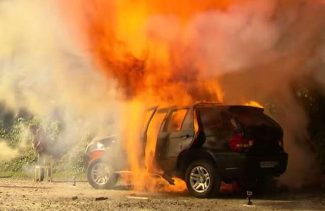 Egy német autós újságíró felgyújtotta kínai BMW X5 hamisítványát