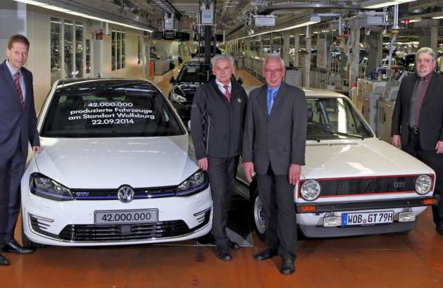 42 millió autó Wolfsburgból: konnektorból tölthető a jubileumi példány