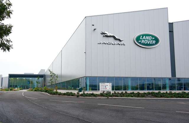 A Jaguar-Land Rover új motorgyárat avatott Angliában