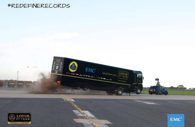 Videó: megdőlt a kamionos ugratás Guinness rekordja