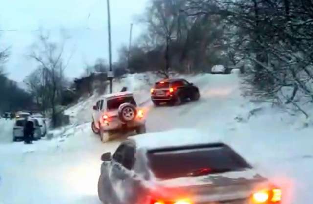 Remek orosz videó: így ne autózzunk télen