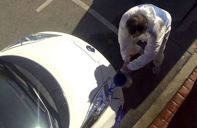 Nissan átverés: festék borul az öntisztuló autóra