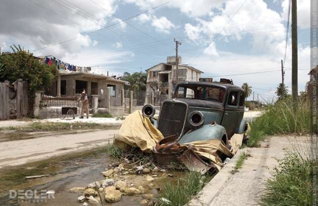 Sirályszárnyas Mercedes egy kubai erdő széléről az új Degler Kuba naptárban