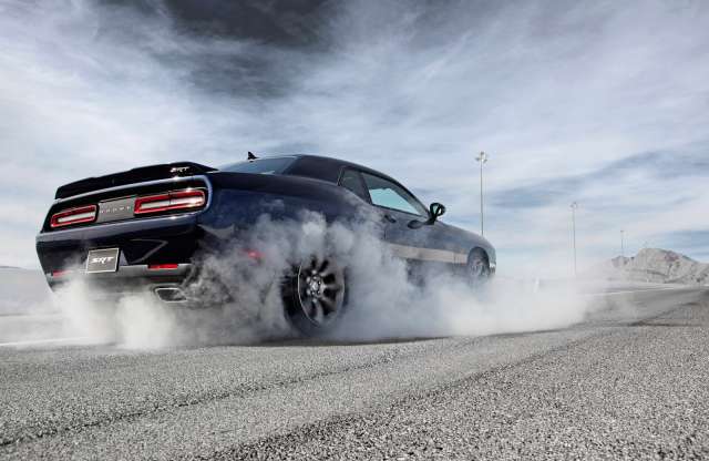 Az év gumifüstölései a Dodge SRT Hellcat modelljeitől