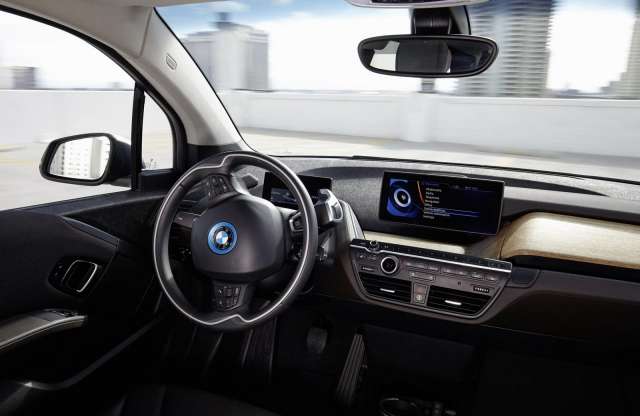 Videón a vezető nélkül parkoló BMW i3