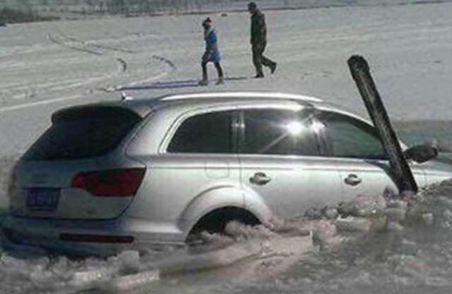 Nem bírta az Audi Q7 terhelését a jég, teljesen elmerült a jeges vízben