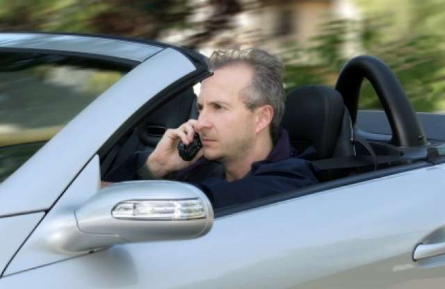 Vajon mi számít telefonhasználatnak az autóban?