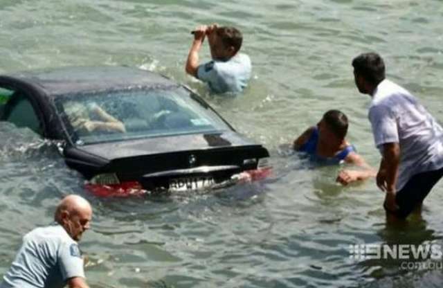 A kikötőből a vízbe zuhant a BMW M3, a sofőrt épphogy kimentették