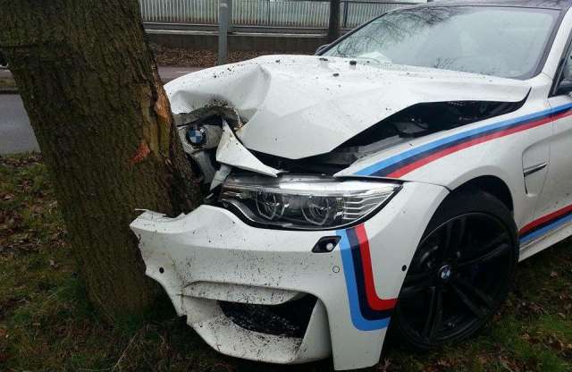 Drága lett a tankolás a holland szerelőnek, összetörte a BMW-t
