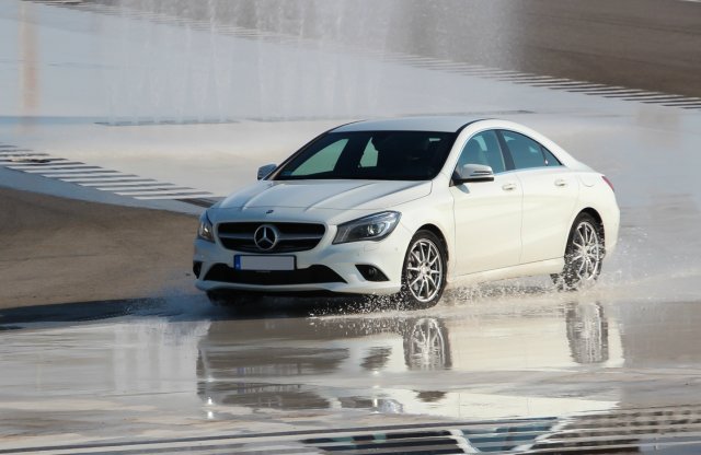 A Mercedes-Benz vásárlóinak vezetéstechnikai kurzus is jár az új autó mellé. Kipróbáltuk