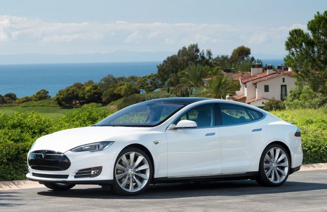 A korábbi 60-as helyett új alapváltozatot kap a Tesla Model S