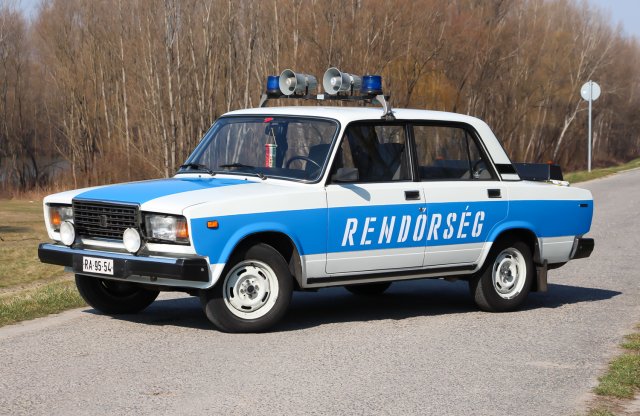 Egy letűnt kor emléke: Lada 2107 rendőrautó replika