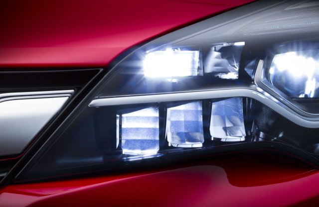 Szegmensének legjobb fényszóróját ígéri az Opel Astra K